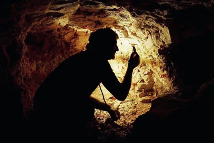 Mineiro inspeciona rocha extraída de uma mina subterrânea - Mineração (Ian Waldie/Getty Images)