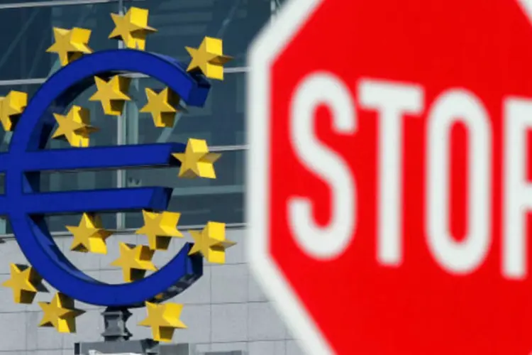 
	S&iacute;mbolo do Euro na sede do BCE: Sentix informou que seu &iacute;ndice mensal que acompanha o sentimento do investidor subiu para -15,6 em maio ante -17,3 em abril
 (Ralph Orlowski/Getty Images)