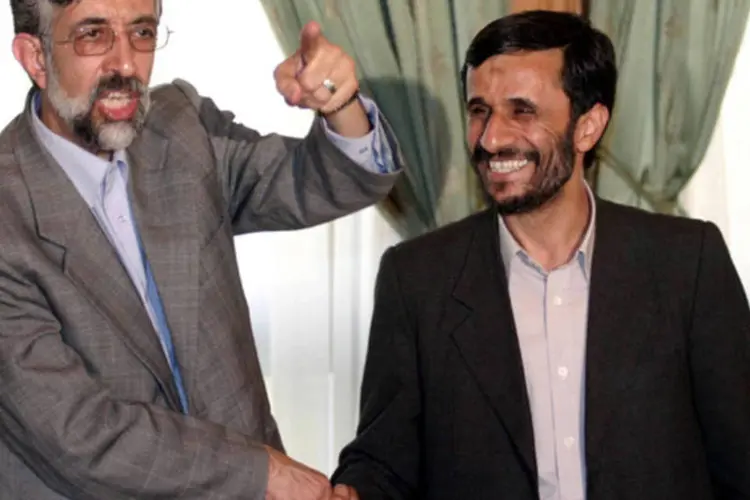
	Mahmood Ahmadinejad &eacute; cumprimentado por Gholam-Ali Haddad Adel ap&oacute;s vencer as elei&ccedil;&otilde;es presidenciais do Ir&atilde; de 2005, em Teer&atilde;: elei&ccedil;&otilde;es para escolha de seu sucessor acontecem hoje
 (Getty Images)