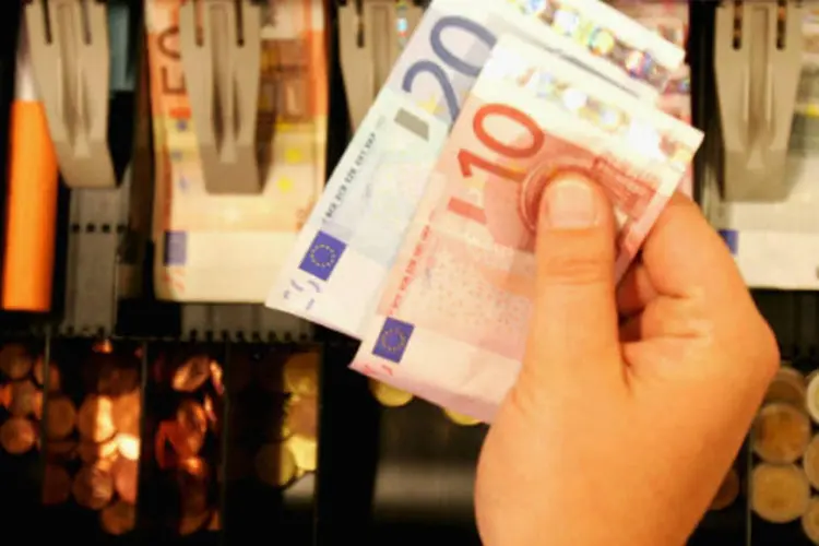 
	Euro:&nbsp;no final da tarde em Nova York, o euro ca&iacute;a para US$ 1,3033, de US$ 1,3175 na tarde de ontem.&nbsp;
 (Andreas Rentz/Getty Images)
