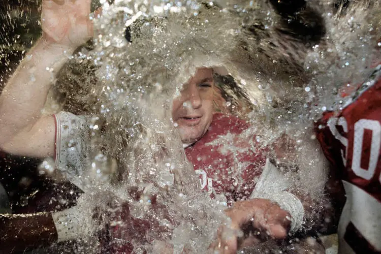 Jogadores jogam balde de água em técnico (Getty Images)