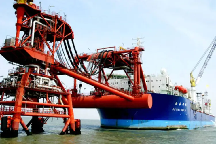 Plataforma de petróleo da China National Offshore Oil Corporation's (CNOOC), maior companhia estatal chinesa, no Mar da China (China Photos/Getty Images)