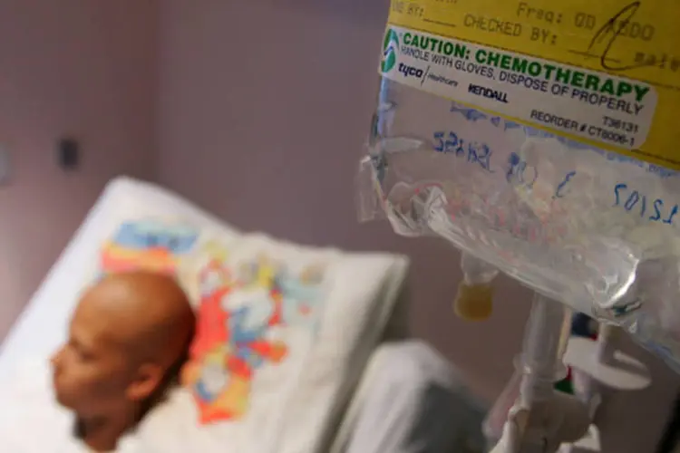 
	Paciente com c&acirc;ncer recebendo tratamento de quimioterapia
 (Justin Sullivan/Getty Images)