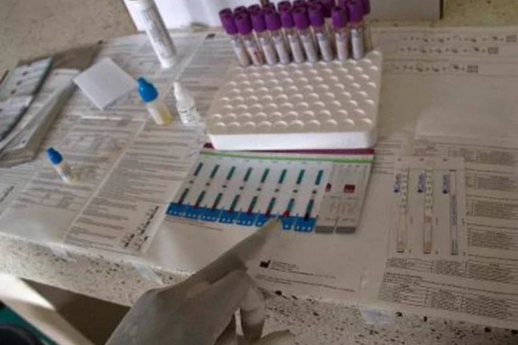 
	Amostras de v&iacute;rus:&nbsp;dois m&eacute;dicos e dois enfermeiros de um &uacute;nico hospital em Tabuk est&atilde;o entre os infectados
 (AFP)