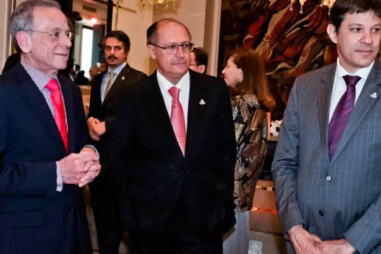 O governador Geraldo Alckmin (PSDB) e o prefeito de São Paulo Fernando Haddad (PT) em evento em Paris (Mastrangelo Reino/Governo de SP)
