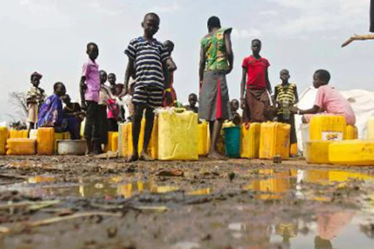 Refugiados sul-sudaneses são vistos no acampamento de Adjumani, em Uganda, em 24 de janeiro de 2014 (Isaac Kasamani/AFP)