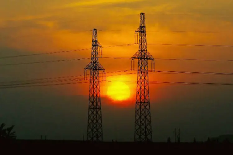 
	Torres de energia el&eacute;trica: o minist&eacute;rio, segundo Braga, j&aacute; est&aacute; em conversas com o ministro da Fazenda Joaquim Levy e com o Pal&aacute;cio de Planalto
 (Guang Niu/Getty Images)