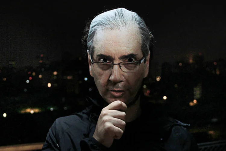 
	Homem usa m&aacute;scara de Eduardo Cunha: &ldquo;ap&oacute;s o Carnaval a gente pode colocar em aprecia&ccedil;&atilde;o do conselho a complementa&ccedil;&atilde;o do voto e fazer a aprecia&ccedil;&atilde;o dessa mat&eacute;ria&quot;, diz relator
 (Movimento Halloween)
