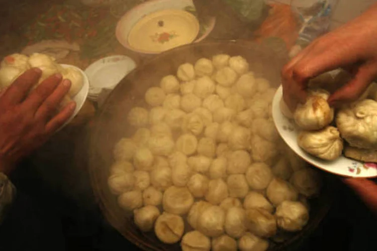 
	O cozinheiro preparava a refei&ccedil;&atilde;o dos oper&aacute;rios que trabalham na amplia&ccedil;&atilde;o da estrada Pequim-Tibete
 (China Photos/Getty Images)