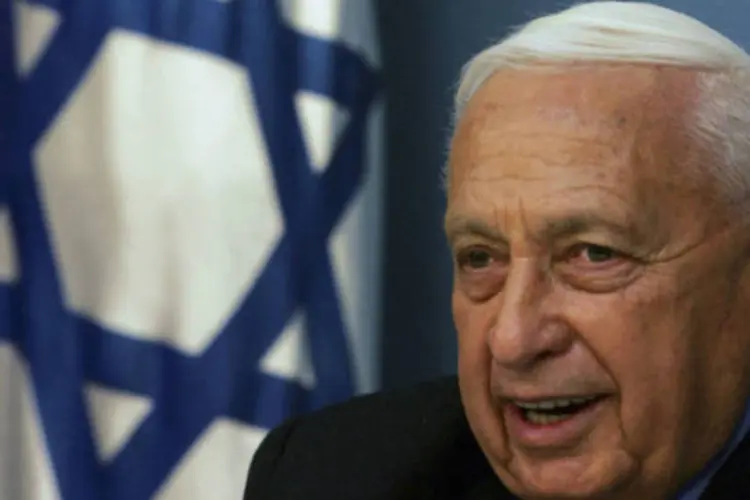 
	O ex-primeiro-ministro israelense Ariel Sharon: m&eacute;dicos dizem que sua vida est&aacute; em risco
 (David Silverman/Getty Images)