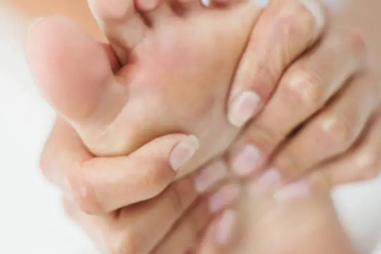 Remova a pele morta dos pés, que causa desconforto, e hidrate: para corredores, é importante ter cuidados para não ficar de repouso por conta dos pés (Getty Images)