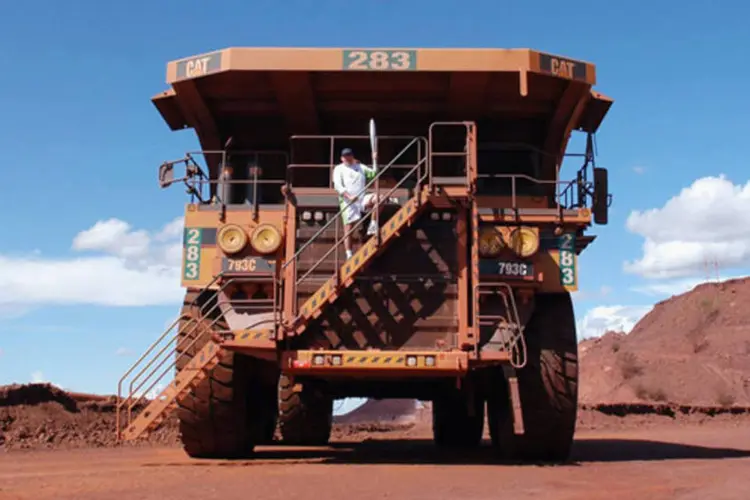 
	Trator da BHP Billiton em uma mina de ferro: a mineradora anglo-australiana, que tem o min&eacute;rio como sua principal fonte de receita, espera produzir 247 milh&otilde;es de toneladas em todo o ano fiscal de 2016
 (Getty Images)
