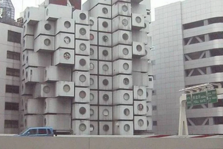 Nakagin Capsule Tower Building, ícone do movimento, é o primeiro modelo de quarto em formato cápsula, hoje tão comum entre os hotéis japoneses ( Wikimedia Commons)