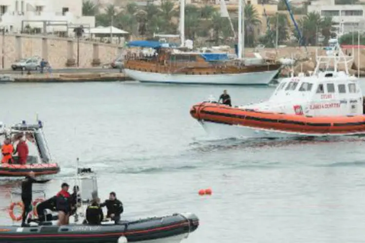 
	Equipes de resgate italianas no porto de Lampedusa: equipe de mergulhadores encontrou mais 17 corpos de imigrantes, depois que a opera&ccedil;&atilde;o de busca foi retomada no domingo
 (AFP)