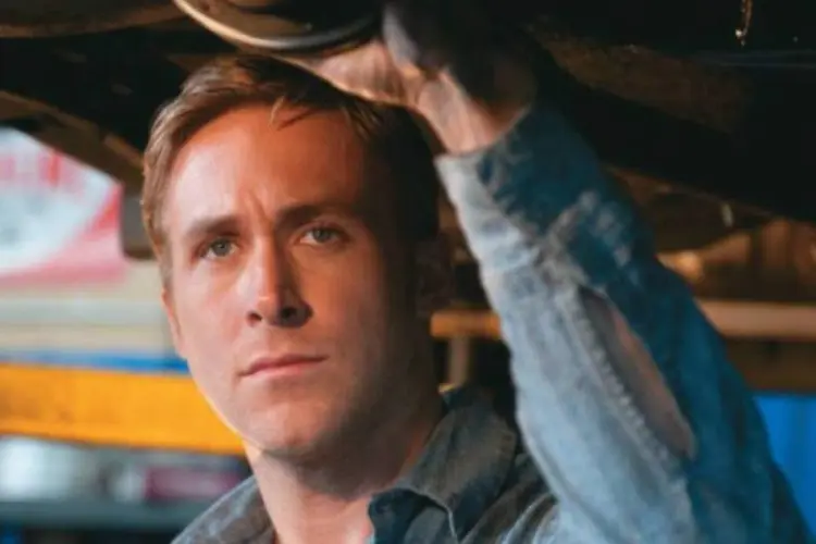 O ator canadense Ryan Gosling no papel de Driver. Hábil como motorista, ele resgata assaltantes em fuga (Divulgação)