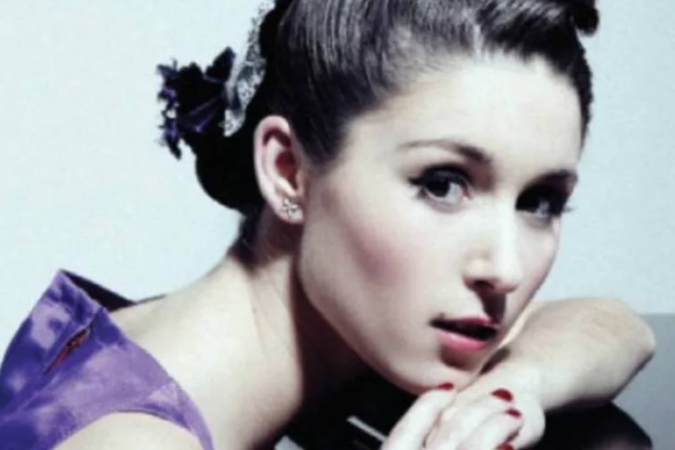 Apesar de residir em Santiago, a cantora e pianista nasceu na Califórnia. Ficou lá até os 12 anos, quando voltou ao Chile (Divulgação)