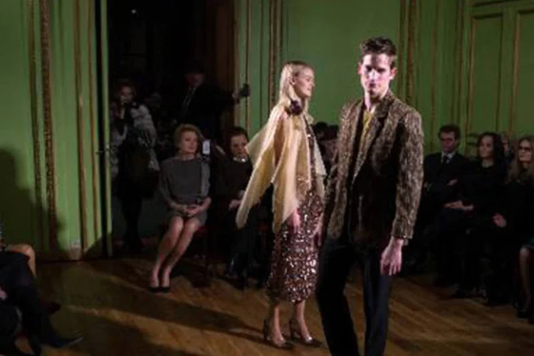 Modelos desfilam crianções de alta-costura de Pierre Cardin em 26 de novembro de 2013, em Paris (Martin Bureau/AFP)