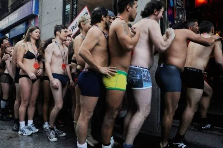 Lojas espanhola dá roupa de graça a quem fez compras seminu (Getty Images/Denis Doyle)