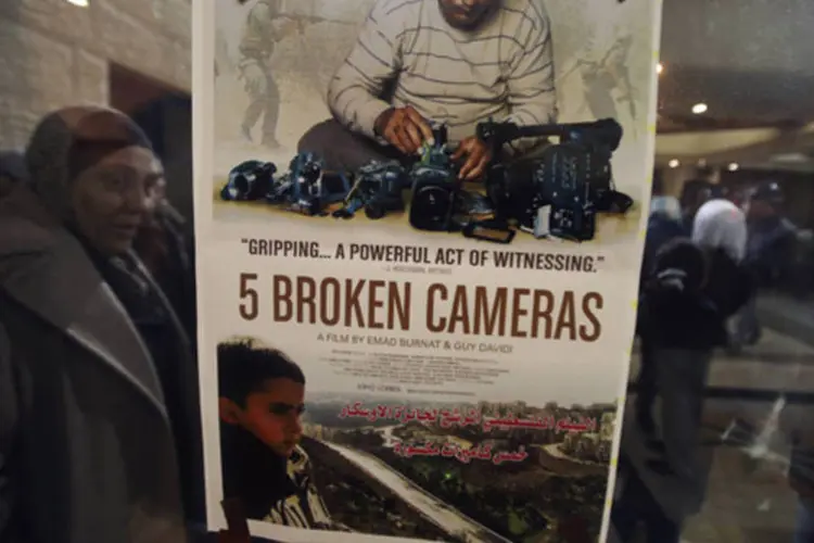 Poster do documentário indicado ao Oscar 5 Broken Cameras em cinema da Cisjordânia, na cidade de Ramallah (Mohamad Torokman/Reuters)