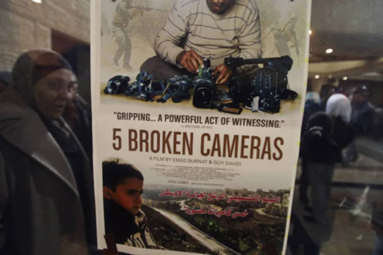 Poster do documentário indicado ao Oscar 5 Broken Cameras em cinema da Cisjordânia, na cidade de Ramallah (Mohamad Torokman/Reuters)