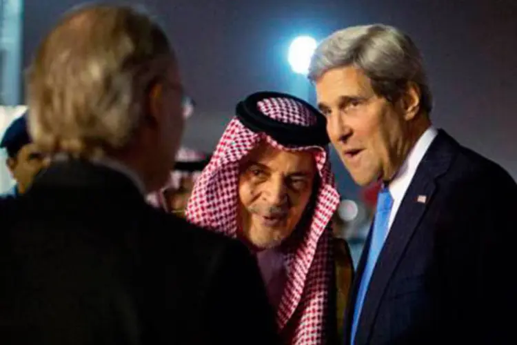 O secretário de Estado americano John Kerry (D) é recebido pelo ministro saudita das Relações Exteriores, Saud Al-Faisal bin Abdulaziz al-Saud (C)
 (JASON REED/AFP)