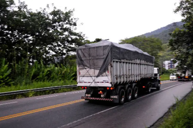 Transporte de cargas: a pesquisa levou em conta os trechos da BR-116, entre Curitiba, São Paulo e Rio de Janeiro, da SP-330, entre Uberaba e Santos, e da BR-050, entre Brasília e Santos (VEJA SAO PAULO/VEJA)