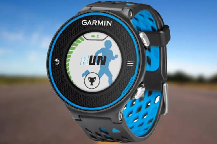 Forerunner 620, relógio inteligente da Garmin (Montagem/Divulgação)