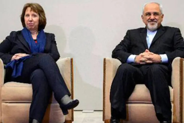 
	Chenceler iraniano, Mohamad Javad Zarif, ao lado da chefe da diplomacia europeia, Catherine Ashton, no in&iacute;cio das negocia&ccedil;&otilde;es sobre o programa nuclear do Ir&atilde;
 (FABRICE COFFRINI/AFP)
