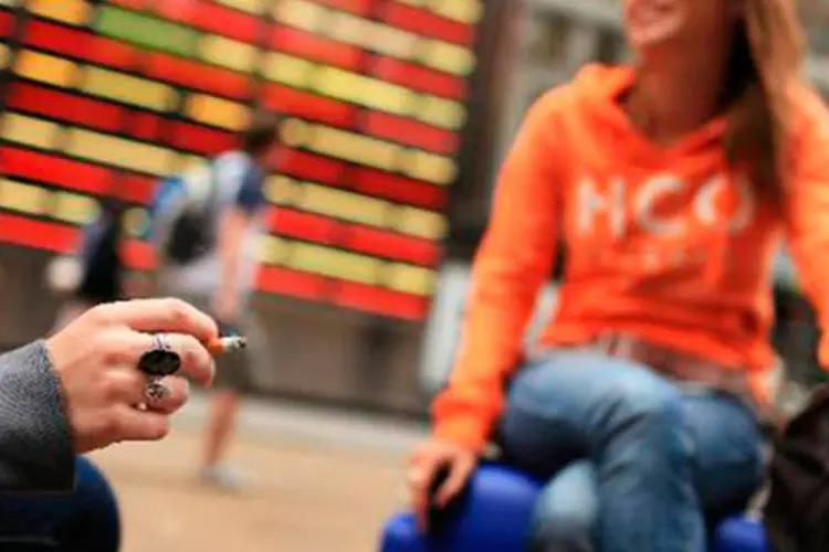 Jovens fumando: mais de 80% dos adultos que fumam em Nova York começam antes dos 21 anos
 (Spencer Platt/AFP)