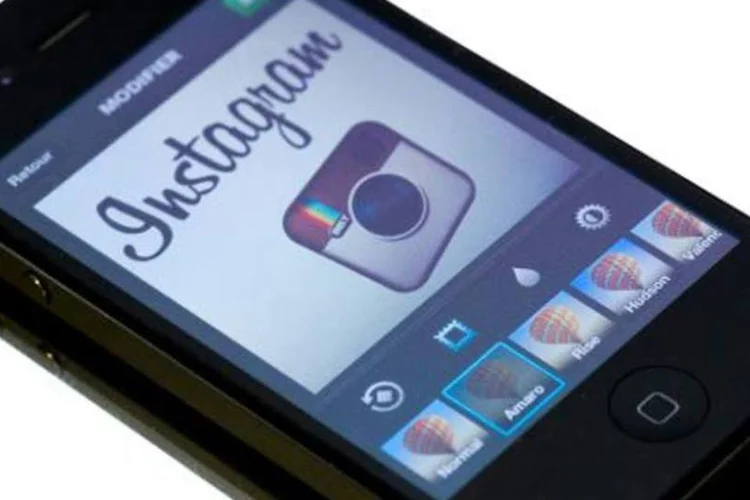 Tela de Celular exibe Instagram: os usuários do Twitter pareciam se dividir entre os frustrados com a queda do Instagram e os alegres com a frustração dos outros (AFP/Arquivos)