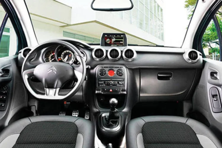 
	Interior do Hatch Citro&euml;n C3 Exclusive 1.6 16V com c&acirc;mbio autom&aacute;tico:&nbsp;aporte financeiro previsto para o per&iacute;odo de apoio &eacute; de at&eacute; R$ 1,6 milh&atilde;o por ano
 (Marco de Bari/Quatro Rodas)