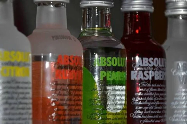 Início do histórico da Absolut com a temática começou com anúncios em revistas norte-americanas, em 1981, época em que a escolha do target era bem incomum (Wikimedia Commons)