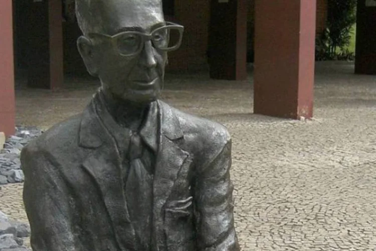 Carlos Drummond de Andrade: poucas vezes um autor foi tão bem homenageado como o poeta de "A Rosa do Povo", com mesas brilhantes analisando sua obra (Wikimedia Commons)