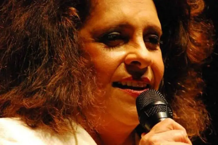 Hoje com 66 anos, a cantora baiana, surgiu pela primeira vez em 1965, interpretando uma criação de Caetano (Wikimedia Commons)