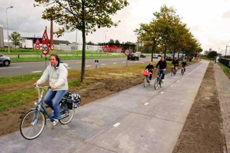 
	SolaRoad: a estrada no norte da Holanda tem superf&iacute;cie que funciona como um grande painel solar
 (Solaroad/Facebook)