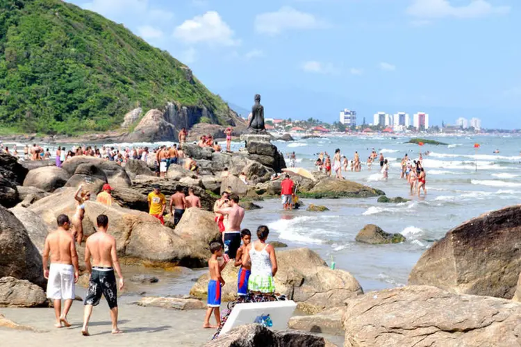 Praia de Itanhaém: banhistas devem evitar contato direto com aves encontradas na praia (Flickr/ Prefeitura de Itanhaém)