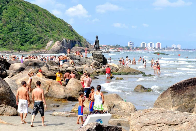 Praia de Itanhaém: banhistas devem evitar contato direto com aves encontradas na praia (Flickr/ Prefeitura de Itanhaém)