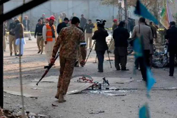 
	Policiais do Paquist&atilde;o: bra&ccedil;o local do Taliban disse em comunicado que os soldados paquistaneses, que foram sequestrados em 2010, foram executados como vingan&ccedil;a
 (AAMIR QURESHI/AFP)