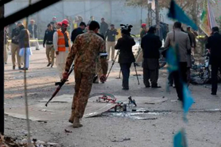 
	Policiais do Paquist&atilde;o: bra&ccedil;o local do Taliban disse em comunicado que os soldados paquistaneses, que foram sequestrados em 2010, foram executados como vingan&ccedil;a
 (AAMIR QURESHI/AFP)