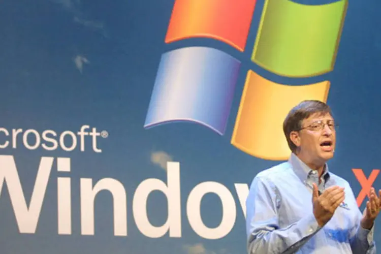
	Bill Gates, ent&atilde;o como chairman da Microsoft, no lan&ccedil;amento do sistema operacional Windows XP, em outubro de 2001
 (Mario Tama/Getty Images)