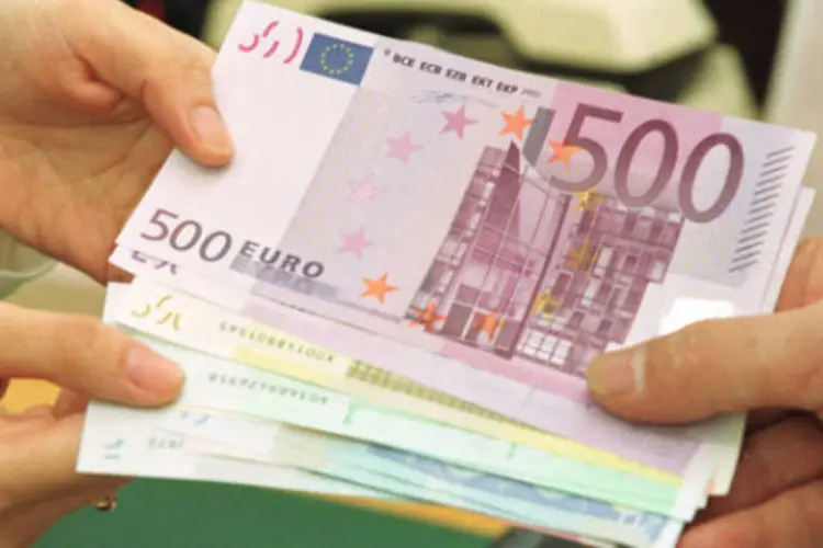 
	No fim da tarde em Nova York, o euro estava cotado a US$ 1,3064, de US$ 1,3181 nessa quarta-feira (01)
 (Chung Sung-Jun/Getty Images)