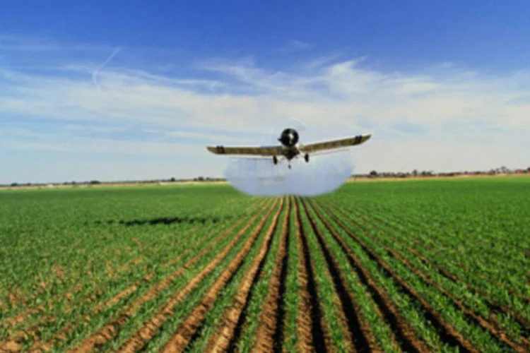 AVIÃO ESPALHA PESTICIDA: o glifosato, princípio ativo do pesticida, chegou ao Brasil na década de 1970 (Getty Images/Getty Images)