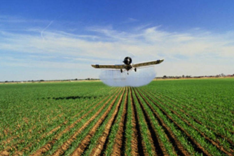 AVIÃO ESPALHA PESTICIDA: o glifosato, princípio ativo do pesticida, chegou ao Brasil na década de 1970 (Getty Images/Getty Images)