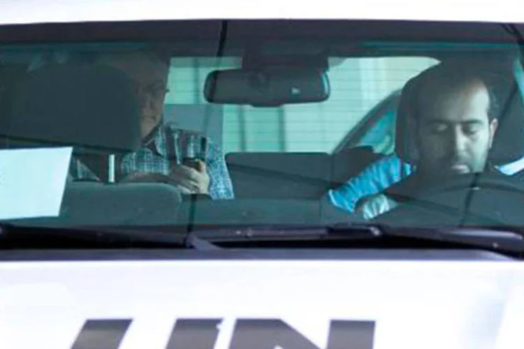 
	Carro da ONU leva o especialista Ake Sellstrom em 26 de setembro de 2013, Damasco: &nbsp;no entanto, o texto n&atilde;o prev&ecirc; san&ccedil;&otilde;es autom&aacute;ticas em caso de viola&ccedil;&atilde;o do acordo
 (LOUAI BESHARA/AFP)