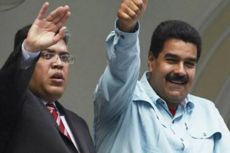 
	Presidente venezuelano Nicolas Maduro (d), depois de um encontro com o ministro das Rela&ccedil;&otilde;es Exteriores do pa&iacute;s, Elias Jaua, em Caracas, em 19 de setembro de 2013
 (AFP)