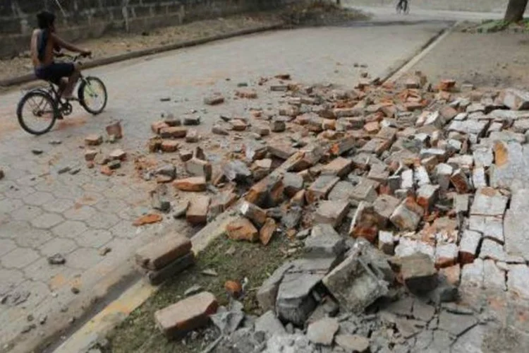 
	Crian&ccedil;a passa por ru&iacute;nas de casa destru&iacute;da pelo terremoto que atingiu a Nicaragua:&nbsp;governo da Nicar&aacute;gua recomendou&nbsp;refor&ccedil;ar&nbsp;as medidas de seguran&ccedil;a
 (AFP)