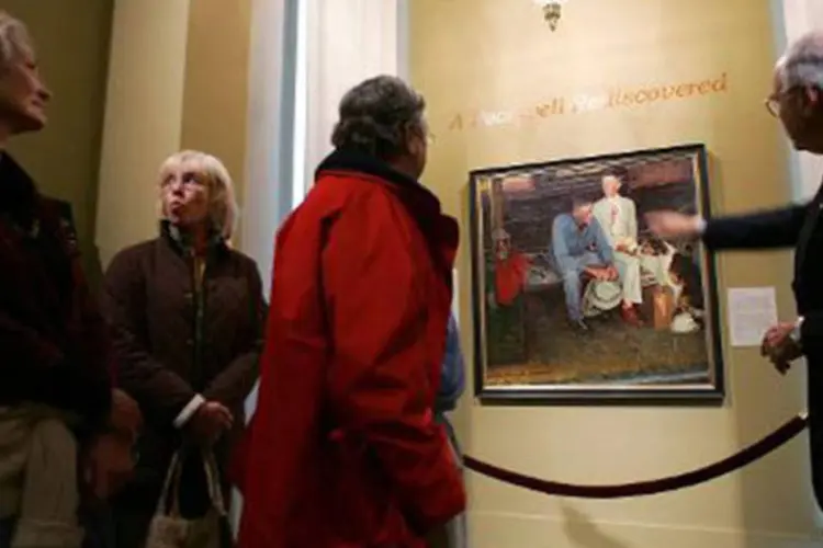 Visitantes observam pintura "Braking Home Ties", de Norman Rockwell, em 6 de abril de 2006 em Stockbridge, Massachusetts (Joe Raedle/AFP)