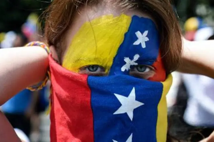 
	Manifestante participa de protesto contra o governo da Venezuela em Caracas: as manifesta&ccedil;&otilde;es foram iniciadas por estudantes para criticar a falta de seguran&ccedil;a
 (AFP)
