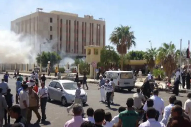 Egípcios se reúnem no local de um ataque no Sinai, quando a explosão de um carro-bomba matou três policiais. (AFP)