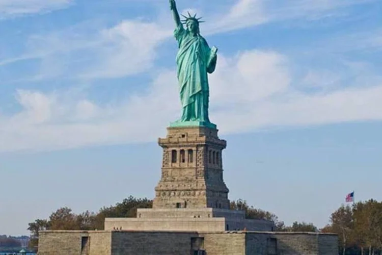
	Vista da est&aacute;tua da Liberdade: milhares de visitantes entusiasmados se dirigiram &agrave; Liberty Island, uma pequena ilha ao sul de Manhattan onde se localiza a enorme est&aacute;tua de 93 metros e 200 toneladas.
 (Wikimedia Commons)